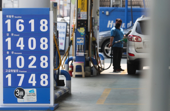 전국 주유소 휘발유 가격이 20주 연속 상승했으나 오름폭은 크게 둔화했다. 지난 10일 한국석유공사 유가정보서비스 오피넷에 따르면 4월 첫째 주(4.5∼8) 전국 주유소 휘발유 평균 판매 가격은 지난주보다 1.1원 오른 ℓ당 1천535.0원으로 집계됐다. 사진은 11일 오후 서울 시내 주유소 모습. 연합뉴스